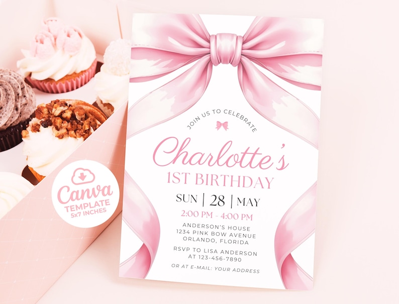 Puede incluir: Invitaci&oacute;n de cumplea&ntilde;os rosa y blanca con un gran dise&ntilde;o de lazo rosa. La invitaci&oacute;n dice "1er Cumplea&ntilde;os de Charlotte" con detalles del evento. Una caja de cupcakes es visible en el fondo. La plantilla de Canva es de 12,7 x 17,8 cm.