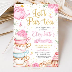Puede incluir: Invitación a una fiesta de té rosa y dorada con el texto "Let's Par Tea" y "Elizabeth's 3rd Birthday". La invitación presenta una pila de tazas de té, una tetera e ilustraciones florales y de mariposas.