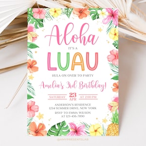 Puede incluir: Una invitación colorida con las palabras "Aloha It's a Luau" en rosa, naranja y verde. La invitación está decorada con flores tropicales, hojas y una piña. Anuncia el tercer cumpleaños de Amelia, con fecha, hora y lugar.