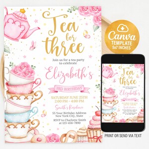 K&ouml;nnte beinhalten: Rosa-goldene Einladung zu einer Tee-Party mit einem Stapel Teetassen, einer Teekanne und einem floralen Design. Die Einladung lautet "Tea for Three" und "Elizabeth's 3rd Birthday".