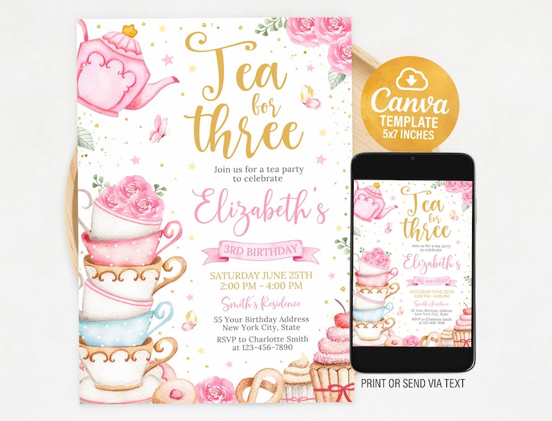 K&ouml;nnte beinhalten: Rosa-goldene Einladung zu einer Tee-Party mit einem Stapel Teetassen, einer Teekanne und einem floralen Design. Die Einladung lautet "Tea for Three" und "Elizabeth's 3rd Birthday".