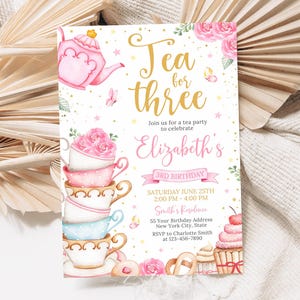 K&ouml;nnte beinhalten: Eine rosafarbene und goldene Einladung zu einer Teeparty zum 3. Geburtstag eines M&auml;dchens. Die Einladung zeigt einen Stapel Teetassen, eine Teekanne und einen Cupcake. Der Text auf der Einladung lautet "Tea for Three" und "Elizabeth's 3rd Birthday".