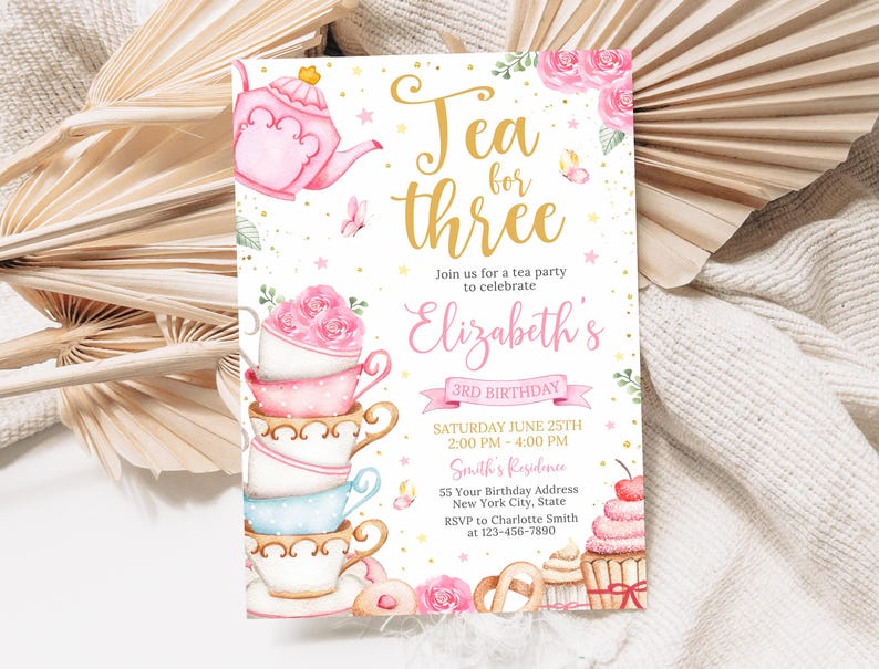 K&ouml;nnte beinhalten: Eine rosafarbene und goldene Einladung zu einer Teeparty zum 3. Geburtstag eines M&auml;dchens. Die Einladung zeigt einen Stapel Teetassen, eine Teekanne und einen Cupcake. Der Text auf der Einladung lautet "Tea for Three" und "Elizabeth's 3rd Birthday".