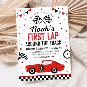 以下が含まれることがあります： 白と赤のチェック柄の旗のデザインの招待状。招待状には「Race on over to celebrate Noah's First Lap Around the Track」と書かれています。招待状には、側面に1の数字が書かれた赤いレーシングカーも含まれています。