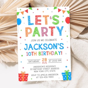 Puede incluir: Una colorida invitación de cumpleaños con el texto "LET'S PARTY" en varios colores. La invitación incluye detalles para el décimo cumpleaños de Jackson, con la fecha, hora y lugar. Decorada con globos, estrellas y cajas de regalo.