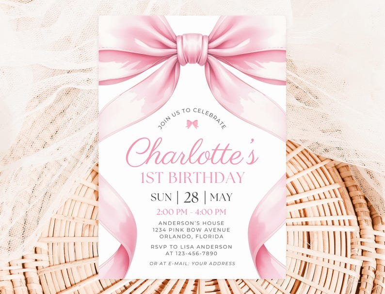 Puede incluir: Una tarjeta de invitaci&oacute;n rosa y blanca para el 1er cumplea&ntilde;os de Charlotte. El dise&ntilde;o presenta un gran lazo rosa en la parte superior y cintas que fluyen. El texto incluye la fecha, la hora y los detalles del lugar.