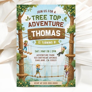 Könnte beinhalten: Eine Einladung zu einer Geburtstagsparty mit dem Thema Tree Top Adventure. Das Design zeigt Illustrationen von Kindern auf Seilbrücken und Seilrutschen, mit dem Text "Join us for a Tree Top Adventure" und dem Namen "Thomas". Datum, Uhrzeit und Ort sind ebenfalls angegeben.