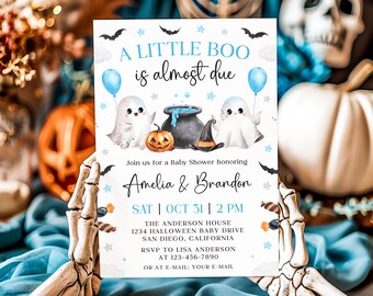 Puede incluir: Una invitación a un baby shower con temática de Halloween con el texto "A Little Boo is almost due". La invitación presenta ilustraciones de fantasmas, un caldero, una calabaza y murciélagos. La invitación es para Amelia & Brandon, el 31 de octubre a las 2 PM.