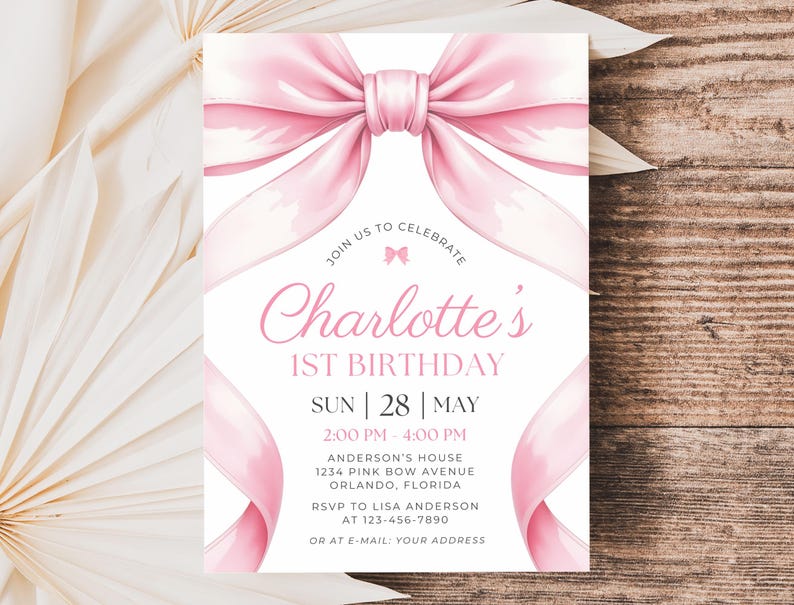 Puede incluir: Una invitaci&oacute;n de cumplea&ntilde;os rosa y blanca con un gran lazo de acuarela y cintas. El texto dice "Charlotte's 1st Birthday" con los detalles del evento. La invitaci&oacute;n est&aacute; sobre un fondo de madera.