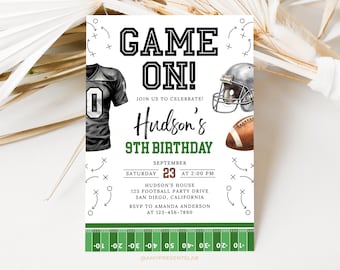 Könnte beinhalten: Eine Geburtstagseinladung mit Football-Motiv, mit dem Text "GAME ON!" und "Hudsons 9. Geburtstag." Das Design umfasst ein Football-Trikot, einen Helm und einen Football, mit einer Feldgrafik am unteren Rand. Die Einladung ist weiß mit schwarzen und grünen Akzenten.