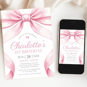 Puede incluir: Una invitaci&oacute;n de cumplea&ntilde;os rosa con un dise&ntilde;o de lazo y el texto "1er Cumplea&ntilde;os de Charlotte". La invitaci&oacute;n se muestra junto a un tel&eacute;fono inteligente que muestra el mismo dise&ntilde;o. La invitaci&oacute;n incluye detalles del evento.