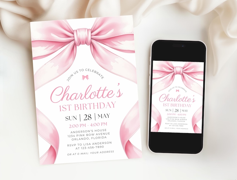 Puede incluir: Una invitaci&oacute;n de cumplea&ntilde;os rosa con un dise&ntilde;o de lazo y el texto "1er Cumplea&ntilde;os de Charlotte". La invitaci&oacute;n se muestra junto a un tel&eacute;fono inteligente que muestra el mismo dise&ntilde;o. La invitaci&oacute;n incluye detalles del evento.
