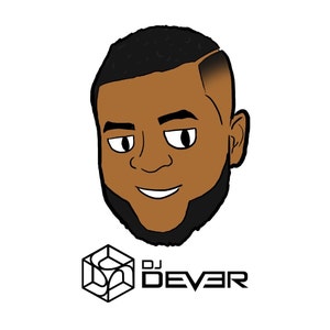 Puede incluir: Ilustración de dibujos animados de un hombre sonriente con piel morena, cabello negro y barba. La imagen incluye el texto "DJ DEVER" en una fuente estilizada, acompañado de un diseño de cubo geométrico. El fondo es blanco.