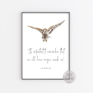 Puede incluir: Una cita imprimible sobre la magia con una ilustración de acuarela de un búho chico con plumas marrones y blancas volando con las alas extendidas. La cita dice "Es importante recordar que todos tenemos magia dentro de nosotros." y se atribuye a J.K. Rowling.
