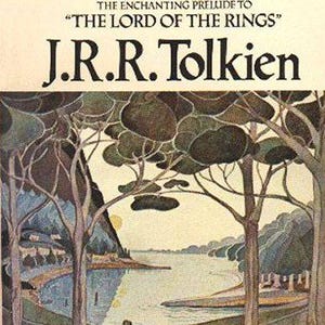 Puede incluir: La portada del libro "El Hobbit" de J.R.R. Tolkien. La portada presenta una pintura de paisaje de un r&iacute;o serpenteando a trav&eacute;s de un bosque con dos &aacute;rboles en primer plano.