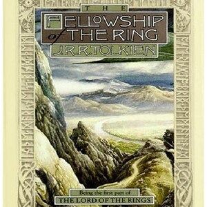 Puede incluir: La portada del libro La Comunidad del Anillo, que muestra un paisaje con monta&ntilde;as, un r&iacute;o y un camino. El t&iacute;tulo "La Comunidad del Anillo" est&aacute; en una fuente decorativa con el nombre del autor "J.R.R. Tolkien" debajo. El texto "Siendo la primera parte de El Se&ntilde;or de los Anillos" est&aacute; en la parte inferior de la portada.