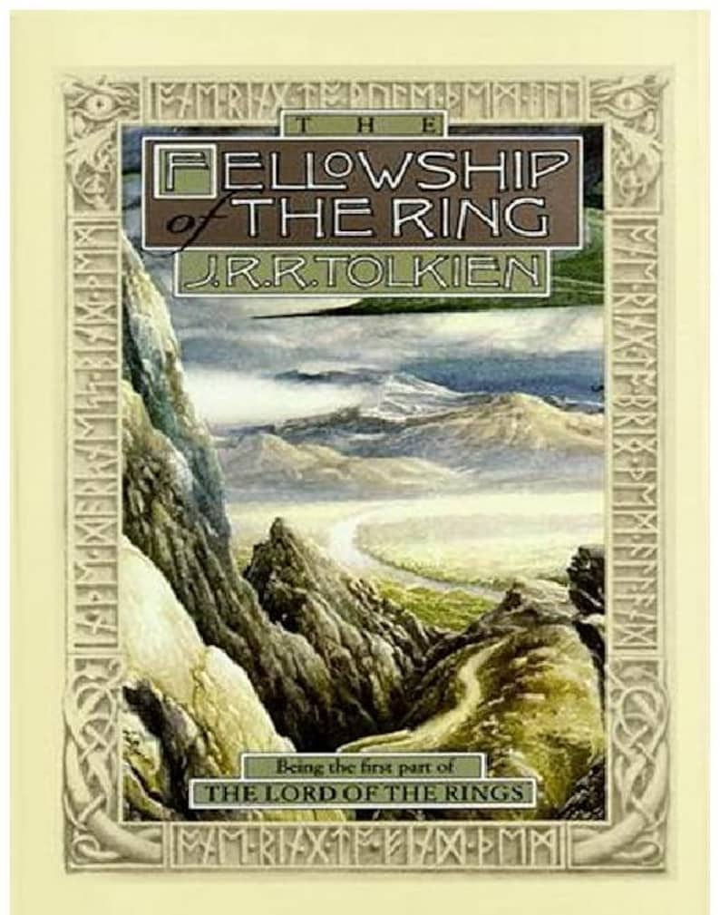 Puede incluir: La portada del libro La Comunidad del Anillo, que muestra un paisaje con monta&ntilde;as, un r&iacute;o y un camino. El t&iacute;tulo "La Comunidad del Anillo" est&aacute; en una fuente decorativa con el nombre del autor "J.R.R. Tolkien" debajo. El texto "Siendo la primera parte de El Se&ntilde;or de los Anillos" est&aacute; en la parte inferior de la portada.