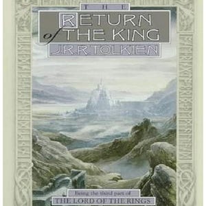 Puede incluir: La portada del libro El Retorno del Rey de J.R.R. Tolkien con un paisaje brumoso y un castillo en la distancia. El libro es la tercera parte de El Se&ntilde;or de los Anillos.