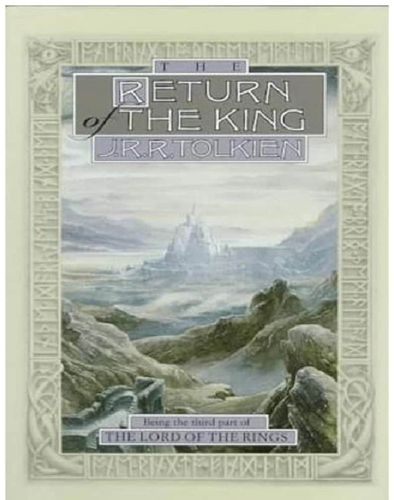 Puede incluir: La portada del libro El Retorno del Rey de J.R.R. Tolkien con un paisaje brumoso y un castillo en la distancia. El libro es la tercera parte de El Se&ntilde;or de los Anillos.