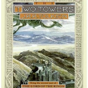 Puede incluir: La portada del libro Las Dos Torres presenta un drag&oacute;n verde volando sobre un paisaje con una cordillera en la distancia. El libro es la segunda parte de El Se&ntilde;or de los Anillos de J.R.R. Tolkien.