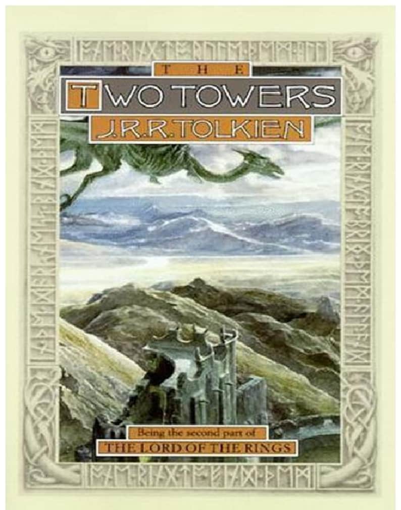 Puede incluir: La portada del libro Las Dos Torres presenta un drag&oacute;n verde volando sobre un paisaje con una cordillera en la distancia. El libro es la segunda parte de El Se&ntilde;or de los Anillos de J.R.R. Tolkien.
