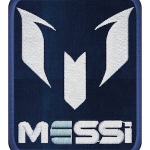 Puede incluir: Un parche bordado azul y blanco con una "M" estilizada y la palabra "MESSI" debajo.