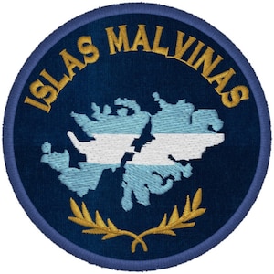Op de afbeelding: Een blauwe ronde patch met een gouden geborduurde rand. In het midden bevindt zich een kaart van de Falklandeilanden met de kleuren van de Argentijnse vlag. De tekst "ISLAS MALVINAS" is in goud rond de kaart geborduurd.