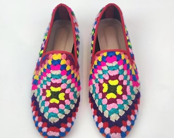 41 EU/ 8 US/ 6 UK Handgestrickte Häkelschuhe: Herren Boho Grandma Square Clogs