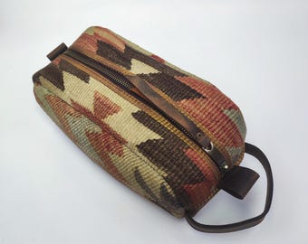 Nécessaire de viagem vintage Kilim tecida à mão, em couro de tapete turco.