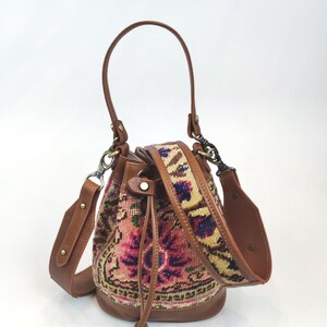 Borsa a secchiello originale in tappeto vintage, borsa a tracolla in tappeto vintage realizzata a mano, borsa in tappeto con finiture in pelle, tracolla regolabile
