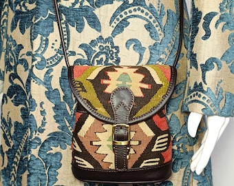 Vintage Kilim Crossbody Bag: Handmade Turkish Pouch with Leather Strap
