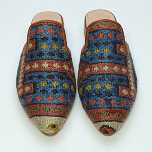 Handcrafted Sumak Kilim Mules: Bohemian Turkish Slippers (39EU/9US)