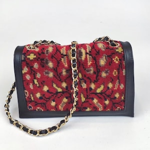 Borsa in tessuto vintage annodata a mano: rifiniture in pelle, tracolla regolabile