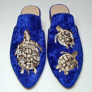 Women&#39;s pointy Toe Velvet Mules, Handcrafted Silk Ribbon embroidery Mules, velvet Slipper, Trendy Shoes, boho Style, Turtle family