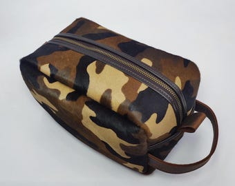 Neceser XL de cuero hecho a mano: bolsa de aseo de viaje con estampado de camuflaje