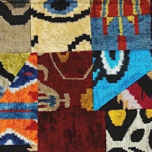Puede incluir: Una tela de patchwork colorida con una variedad de patrones y texturas. La tela est&aacute; compuesta por diferentes piezas de tela cosidas juntas, creando un dise&ntilde;o &uacute;nico e interesante. La tela es una mezcla de azules, rojos, naranjas, amarillos y negros.