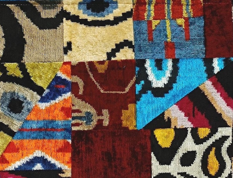 Puede incluir: Una tela de patchwork colorida con una variedad de patrones y texturas. La tela est&aacute; compuesta por diferentes piezas de tela cosidas juntas, creando un dise&ntilde;o &uacute;nico e interesante. La tela es una mezcla de azules, rojos, naranjas, amarillos y negros.