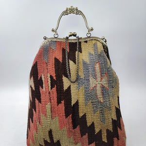 XL Women Kiss Lock Kilim Bag, One of a Kind Vintage Handwoven Kilim Shoulder Bag, Women Evening Bag, Adjustable Strap Clips Bag