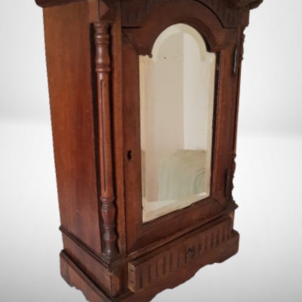 Armoire de poupée ancienne en bois, avec glace biseautée et colonnes