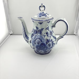 Delfts Blauw (Blue) White Hand-Painted Ceramic Teapot #212 Floral Pattern 20th Century