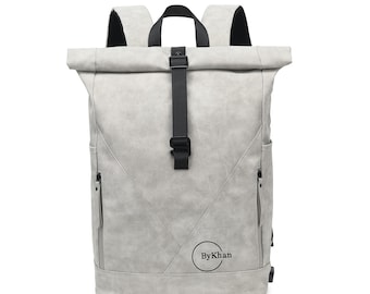 Könnte beinhalten: Ein grauer Rucksack aus Kunstleder mit Rollverschluss und einem schwarzen verstellbaren Riemen. Der Rucksack hat an jeder Seite eine schwarze Reißverschlusstasche und ein schwarzes Logo mit der Aufschrift "ByKhan" auf der Vorderseite.