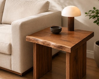 Table d'appoint en noyer noir à bords naturels – Meuble moderne en bois massif fait main