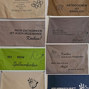 Könnte beinhalten: Eine Sammlung von acht rechteckigen Küchentüchern in verschiedenen Farben wie Beige, Braun, Grau, Grün und Dunkelblau. Jedes Tuch ist mit schwarzem Text auf Deutsch und einfachen Strichzeichnungen von Lebensmitteln und Küchenutensilien bedruckt.