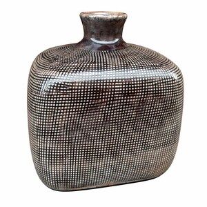 Puede incluir: Un jarrón decorativo de cerámica con cuerpo cuadrado y cuello estrecho. El jarrón, de color marrón oscuro, presenta un patrón de finas líneas blancas, creando una apariencia texturizada. Un artículo único para la decoración del hogar.