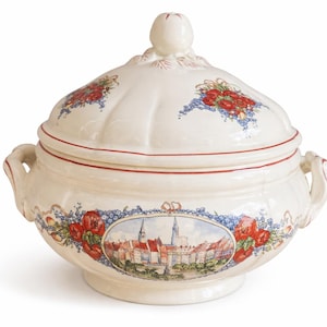 Puede incluir: Sopera de cerámica color crema con tapa y asas. Decorada con motivos florales rojos y una escena de paisaje. Una línea roja acentúa el borde y la tapa. Medidas en centímetros.