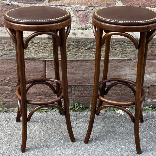 Set de 2 Tabourets de bar restaurant Pub taverne bois Courbé 1960 bentwood Stool Thonet bar stool leather