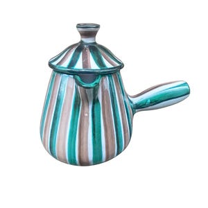 Könnte beinhalten: Eine Keramik-Teekanne mit Deckel und Griff. Die Teekanne ist mit vertikalen Streifen in Grün, Braun und Weiß verziert. Griff und Deckel sind ebenfalls gestreift. Die Teekanne ist zum Servieren von Tee gedacht.
