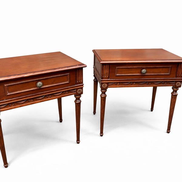 Increíble par de mesitas de noche vintage estilo Luis XVI francés de los años 70 en nogal.