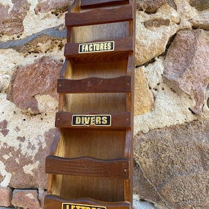 Sortiment von Briefen, Briefen und Schlüsseln, Vintage-Posthalter aus französischem Holz. Briefhalter aus den 1980er Jahren
