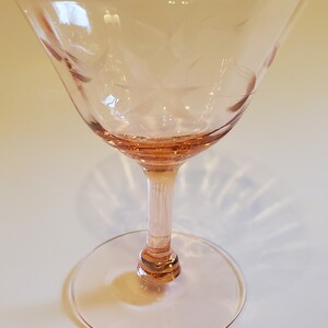 Elegantes rosa Depressionsglas mit Blumen geätztes Champagner-Sorbetglas 4,5 Zoll Bild 3